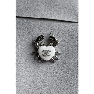 AUTHENTIC CHANEL White crab zipper pull